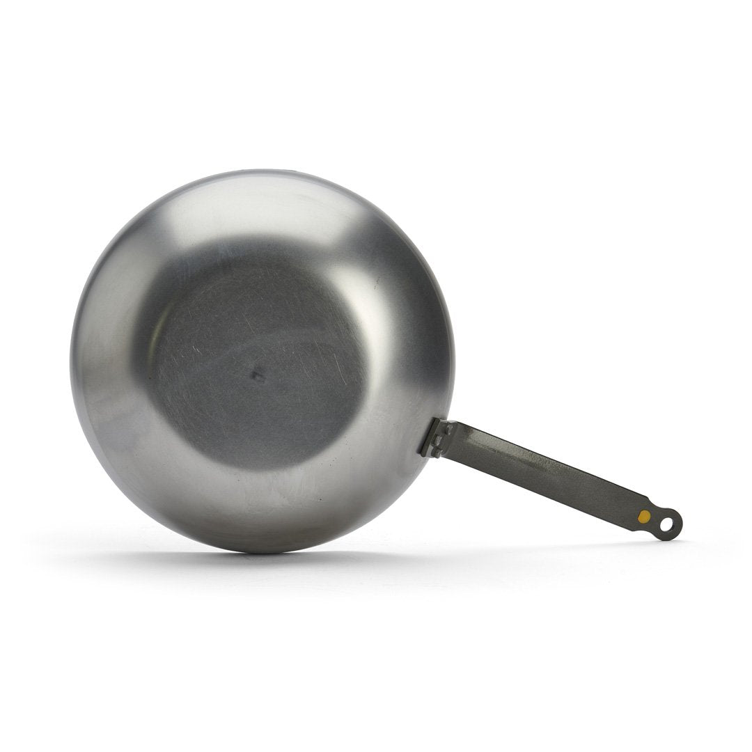 Ein De Buyer Wok Mineral B, 28 cm Dm, ist auf dem Kopf stehend abgebildet, mit einem schwarzen Griff, der sich nach rechts erstreckt, vor einem schlichten weißen Hintergrund.