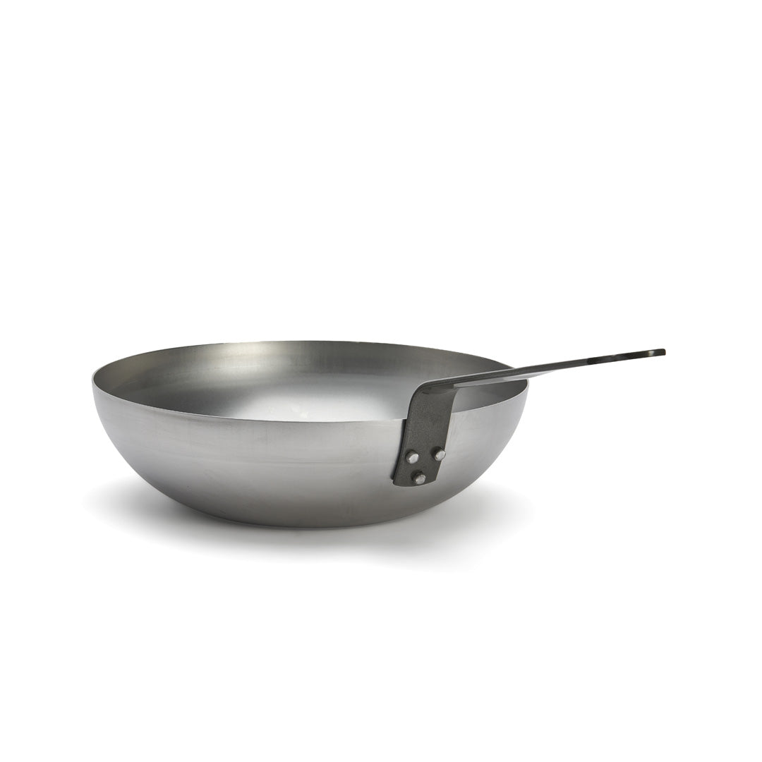 Der De Buyer Wok Mineral B, 28 cm Dm aus rostfreiem Stahl mit flachem Boden und langem Metallgriff ist auf weißem Hintergrund abgebildet - perfekt für die authentische asiatische Küche.