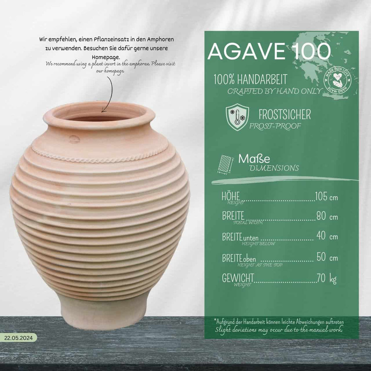 Die beige, handgefertigte frostfeste Terracotta Amphore "Agave", H=100cm, mit horizontalen Rillen, ist perfekt für Agave. Abgebildet neben einem grünen Infokasten mit: Höhe 100 cm, Breite 80 cm, Öffnung 50 cm, Boden 70 cm, Gewicht 100 kg.