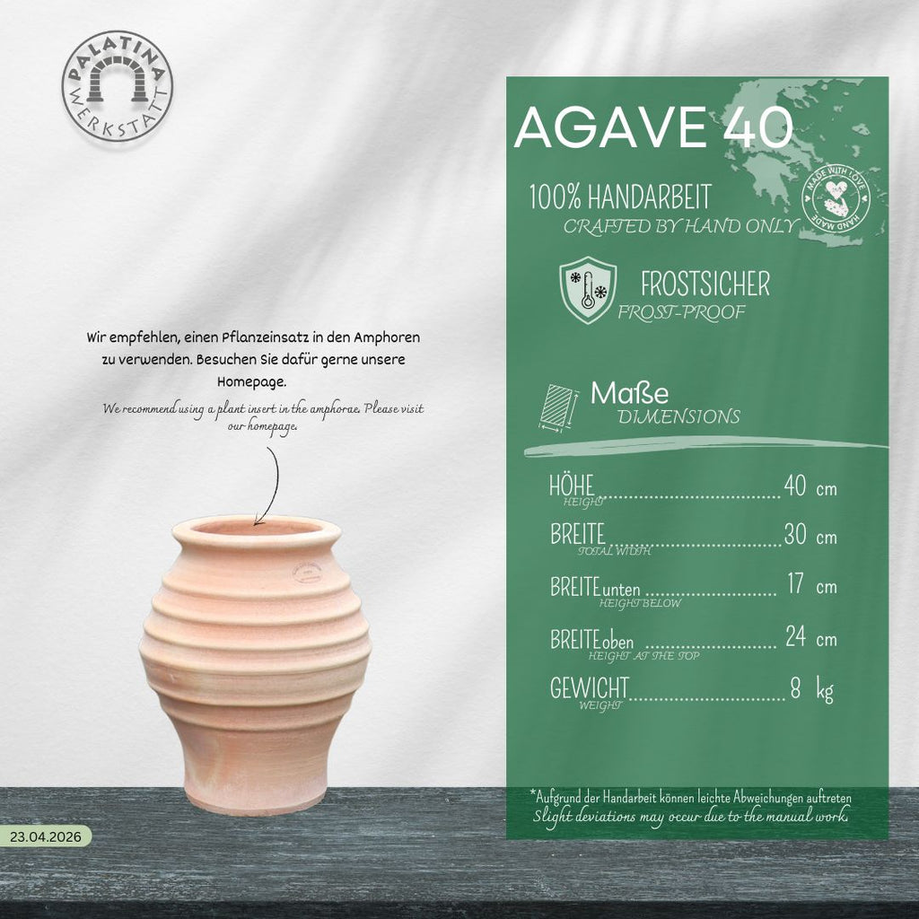 Eine frostfeste Amphore "Agave" H=40cm in hellem Terrakotta steht auf einem Tisch neben einer grünen Tafel, auf der ihr Name, ihre Größe und ihre Eigenschaften auf Deutsch und Englisch angegeben sind.