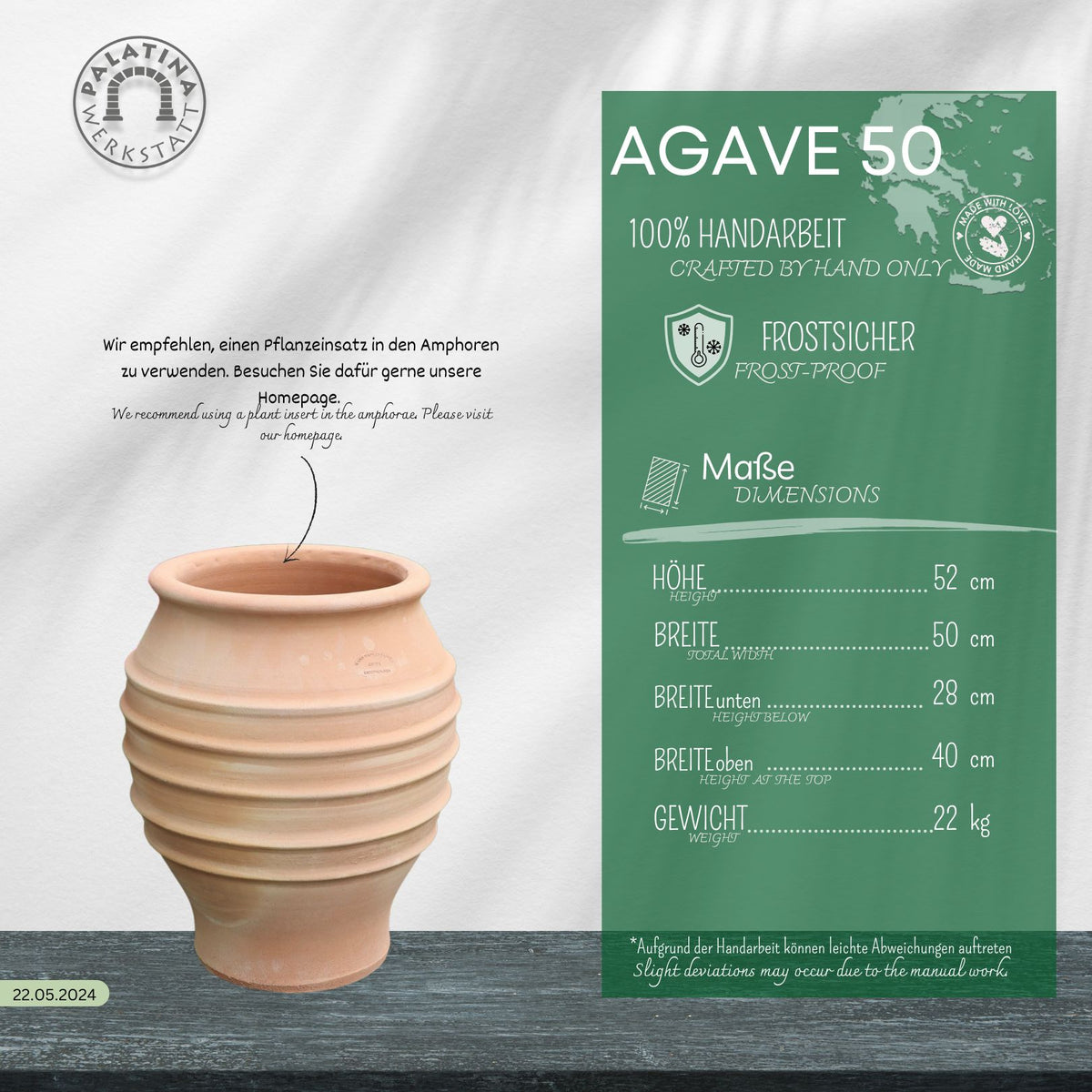 Eine beigefarbene, gerippte frostfeste Amphore "Agave" (H=40cm) aus Ton steht auf einer grauen Fläche neben einer grünen deutschen Infokarte, auf der ihre handgefertigten, frostsicheren Eigenschaften, ihre Größe und ihr Gewicht beschrieben sind, mit einem Brandzeichen oben links.