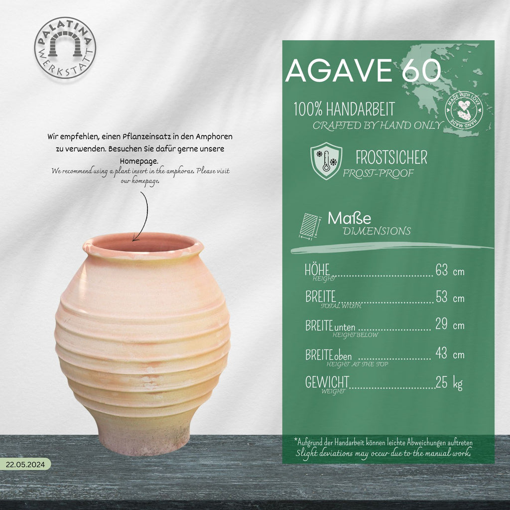 Ein Werbebild für die frostbeständige Keramik-Amphore „Agave“ (H=40cm) zeigt die Amphore neben einer grünen Tafel mit Maßangaben, Gewicht und handgefertigten Attributen in deutscher Sprache. Im Hintergrund sind ein Logo und das Datum 22.05.2024 zu sehen.