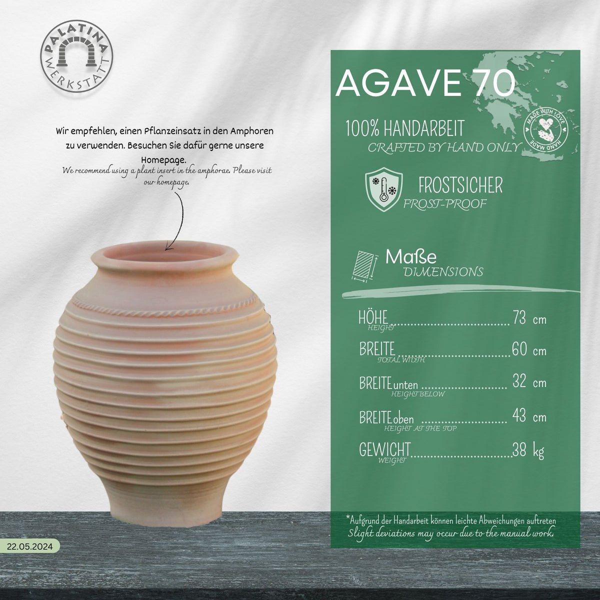 Eine dekorative frostfeste Amphore mit strukturierter Oberfläche sitzt neben einer grünen Tafel. Detailliert: handgefertigte „Agave“ H=40cm, frostsicher. Inkl. Logo und Hinweis. Datum 22.05.2024 markiert.