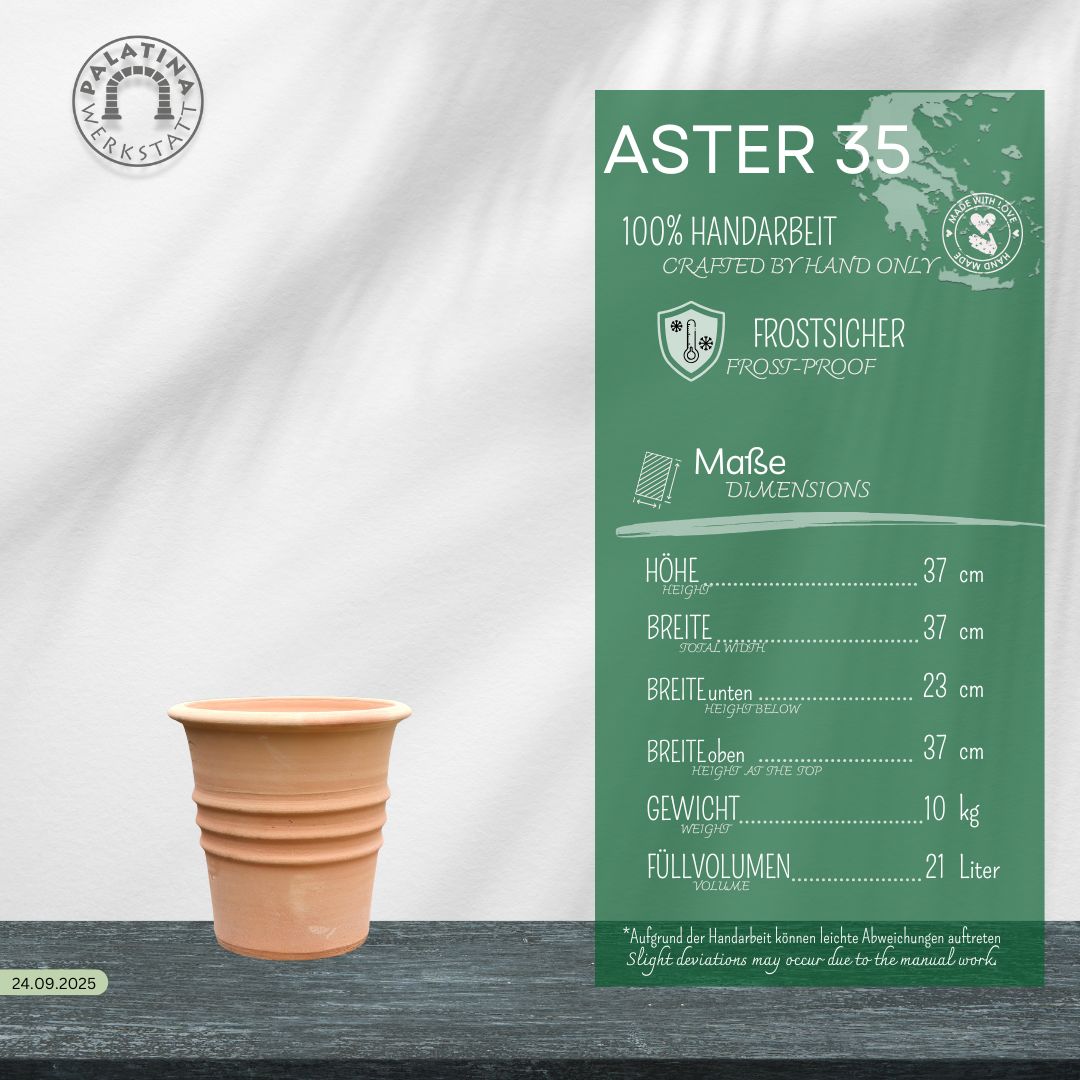 Ein Terrakotta Blumentopf "Aster" H=35 cm steht neben einem grünen Schild, auf dem Details wie handgefertigt, frostsicher und die Maße 37x37 cm angegeben sind.