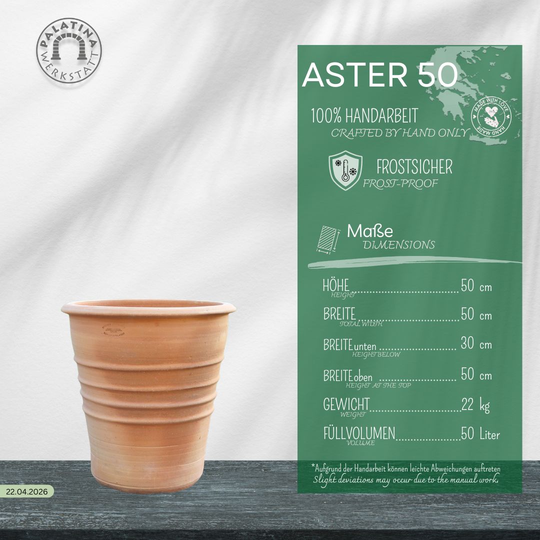 Der Terracotta Blumentopf "Aster", H=50 cm, steht auf einer dunklen Holzfläche neben einem grünen Schild, das seine Eigenschaften anzeigt: 50 cm Höhe, 50 cm Durchmesser oben, frostsicher, handgefertigt und 20 Liter Fassungsvermögen.