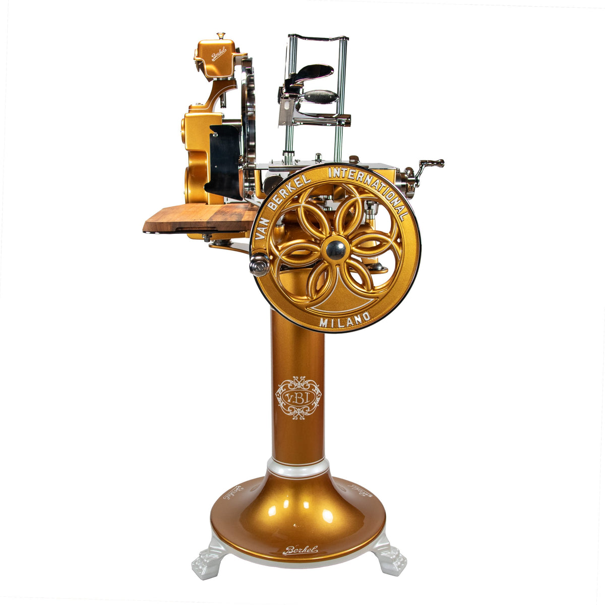 Eine alte Berkel Volano B114 Schwungradmaschine in Gold, mit Fassholz-Einlegebrett und verschnörkelten Details, mit "V.BERKEL INTERNATIONALE MILANO" auf dem großen Rad, stehend auf einem dekorativen Sockelsockel.