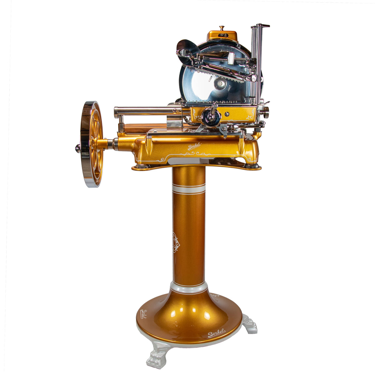 Die Berkel Volano B114 Schwungradmaschine Gold mit Fassholz-Einlegebrett ist eine klassische Fleischschneidemaschine mit Handkurbel und passendem Sockel, mit glänzenden Metalldetails und einer runden Klinge.