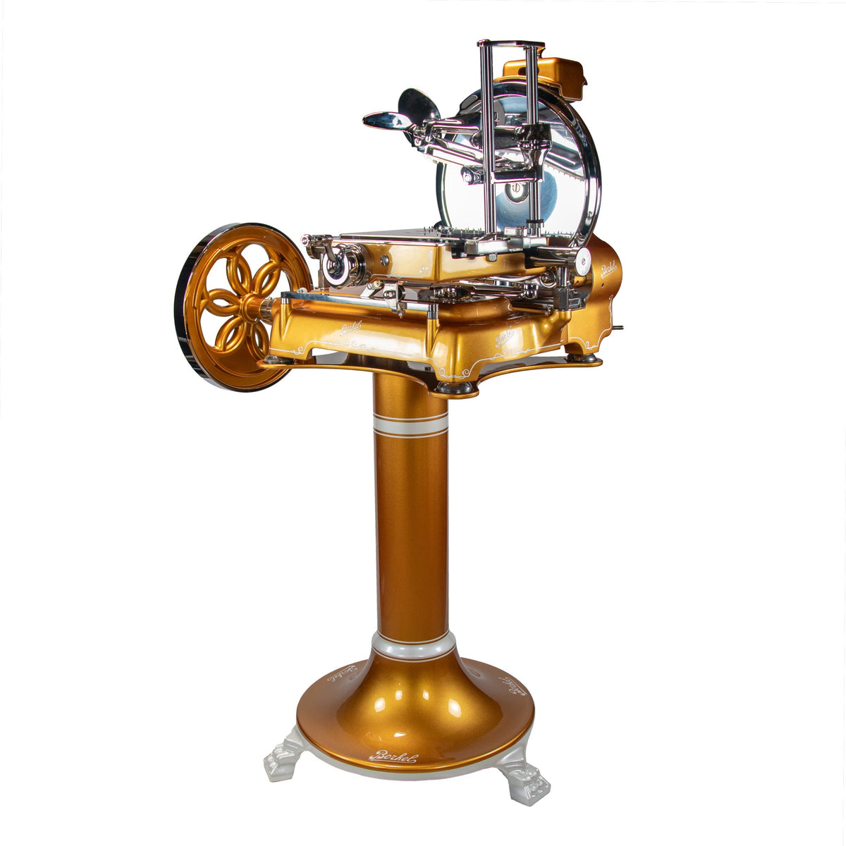 Eine Berkel Volano B114 Schwungradmaschine Gold mit Fassholz-Einlegebrett auf einem hohen, passenden Sockel, mit einem alten Handkurbelrad, vor einem weißen Hintergrund.