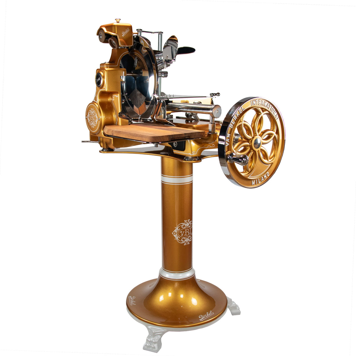 Die Berkel Volano B114 Schwungradmaschine Gold verfügt über verschnörkelte Gold- und Silberverzierungen, ein großes Handkurbelrad mit dekorativen Mustern und Markenzeichen und wird mit einem Fassholz-Einlegebrett geliefert.