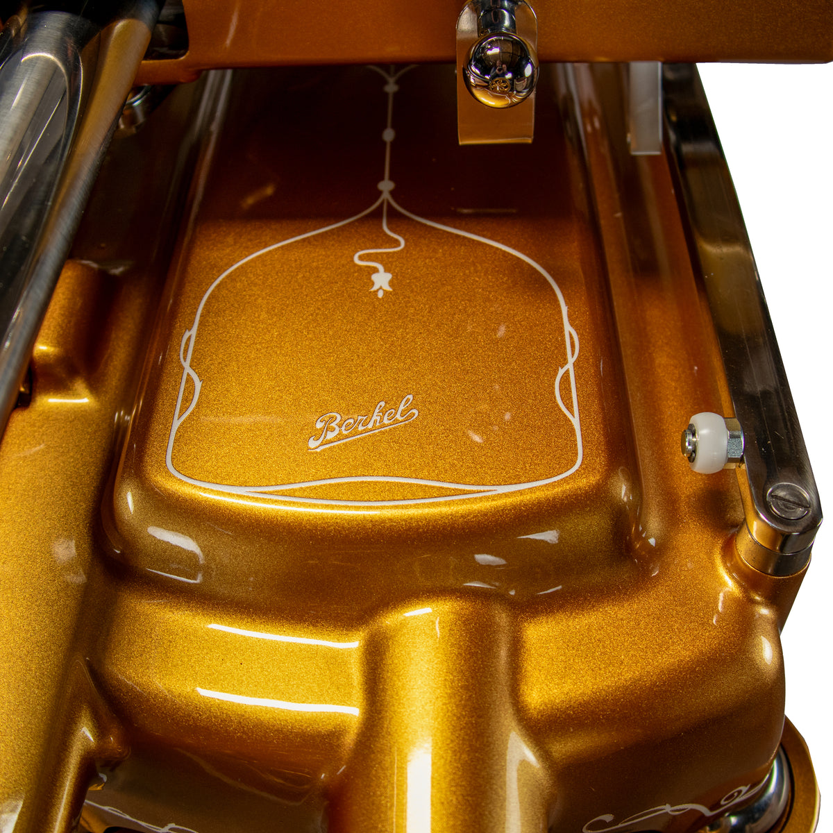 Eine Nahaufnahme der Berkel Volano B114 Schwungradmaschine Gold mit Fassholz-Einlegebrett, die die goldglänzende Oberfläche, die detaillierten weißen Linien und den Markennamen "Berkel" auf der Oberfläche zeigt.