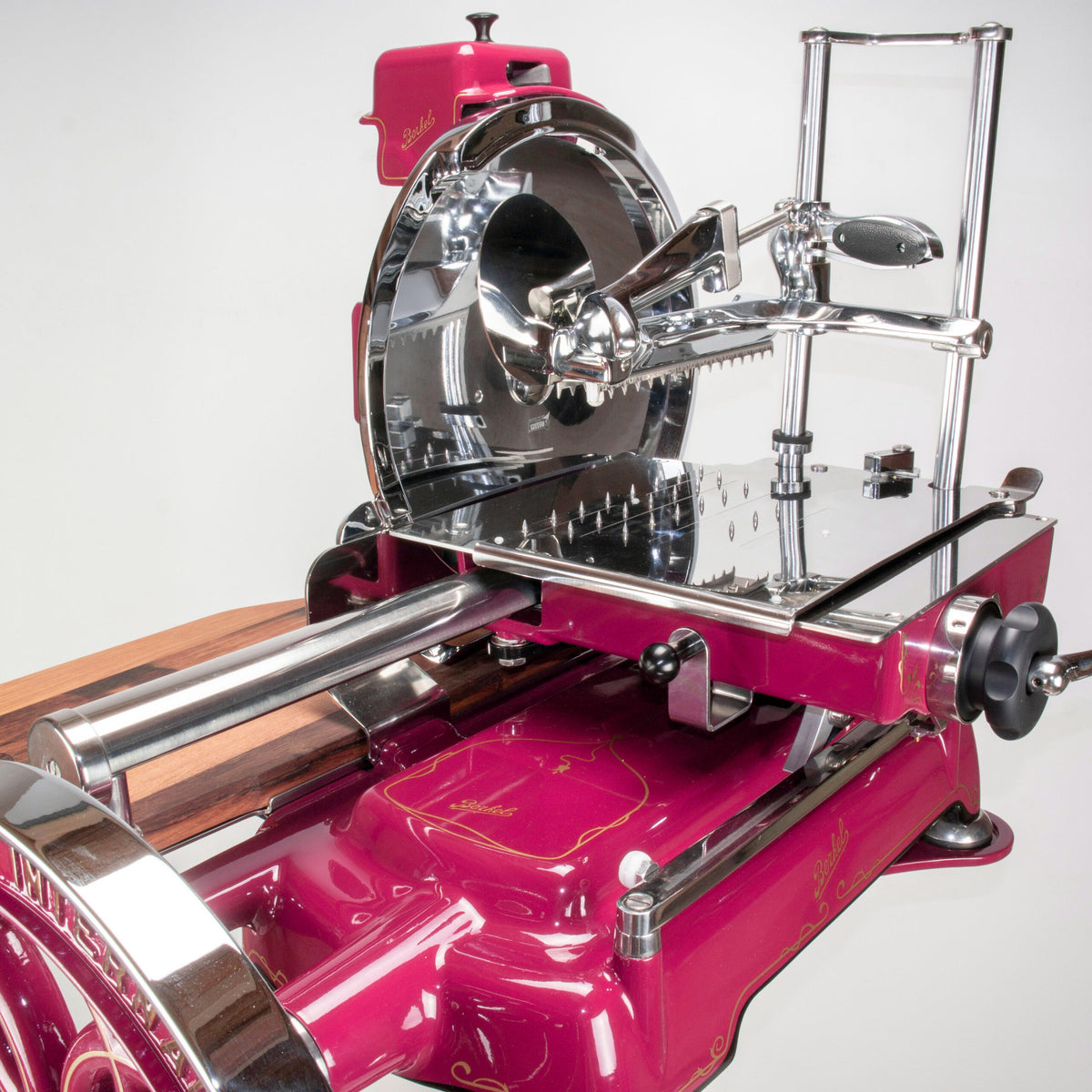 Der Berkel Volano B114 in Sonderlackierung British Racing Green ist ein glänzender Fleischschneider im Vintage-Stil mit Chromakzenten und aufwendigen Details. Er verfügt über eine große runde Klinge, einen Griff und eine Plattform zum Platzieren des Fleisches. Sein robustes Design, poliert in der markanten Farbe British Racing Green, strahlt eine luxuriöse, altmodische Ästhetik aus.