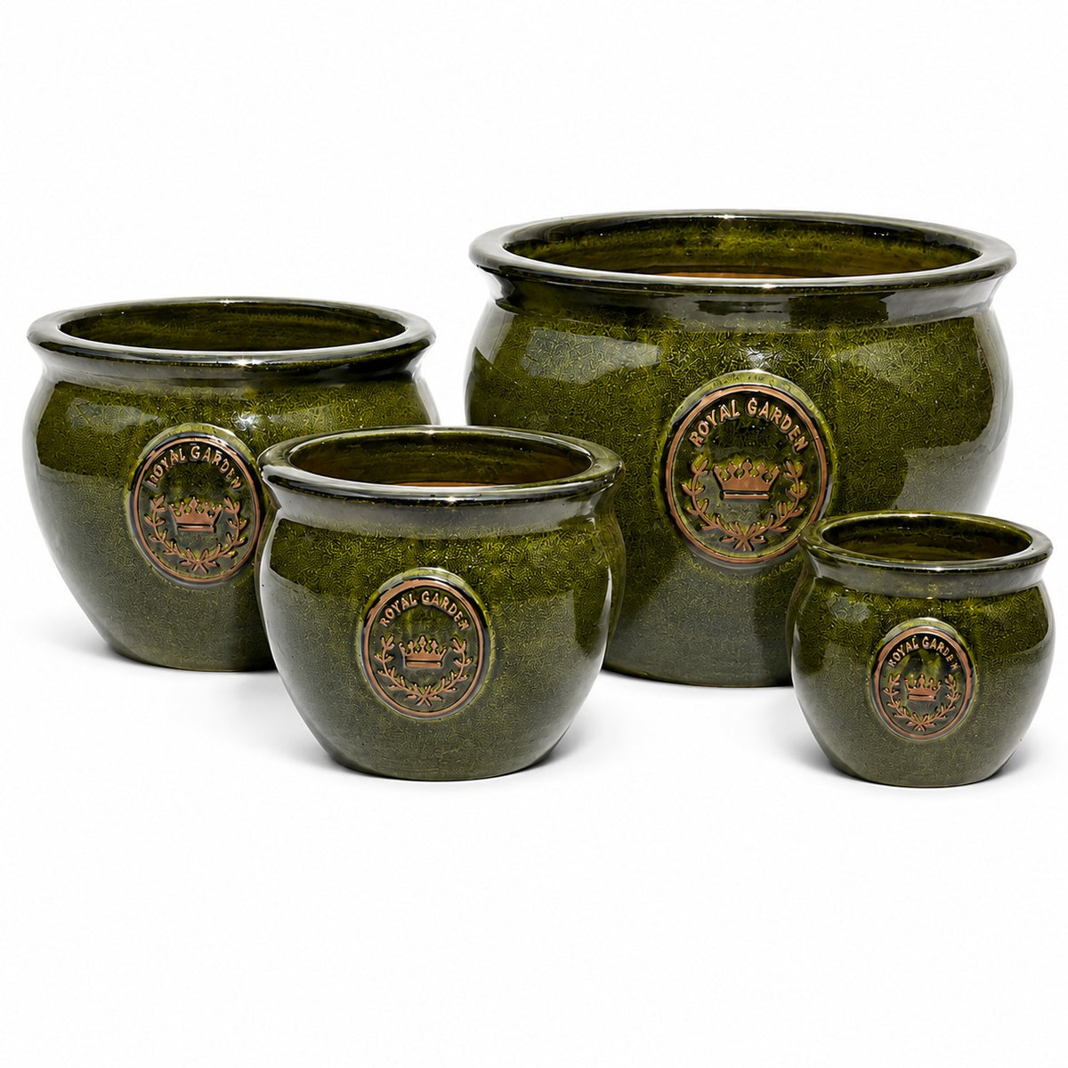 Vier glänzende, runde "Royal Garden Green"-Keramik-Pflanzgefäße (Durchmesser 16-38 cm) sind auf weißem Hintergrund angeordnet, jedes mit dem Emblem versehen und in eleganten, unterschiedlichen Größen.