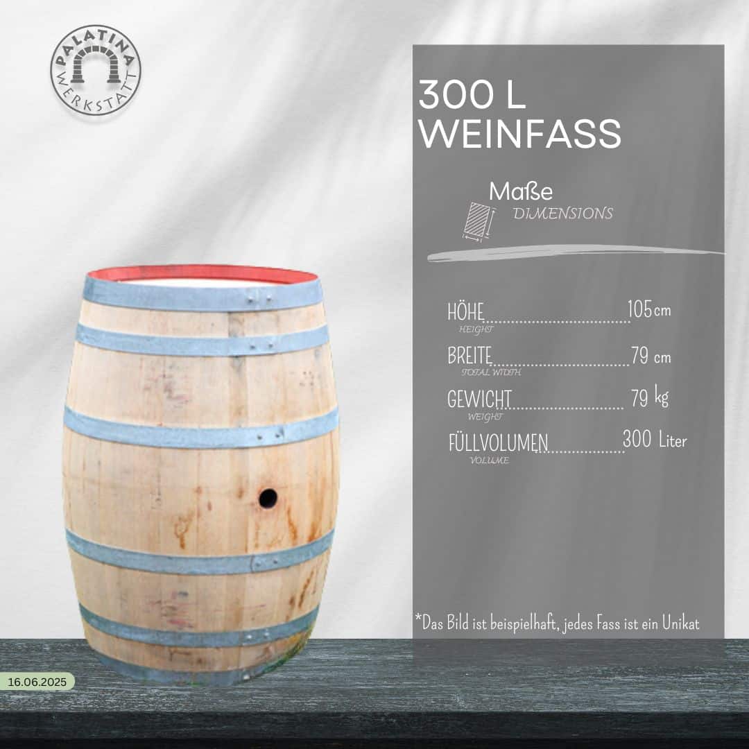 Ein Original 300L Weinfass, Barriquefass, Regenfass aus Eiche, gebraucht mit Metallbändern sitzt auf einer dunklen Fläche. Eine Tafel zeigt: Höhe 105 cm, Breite 79 cm, Gewicht 79 kg, Volumen 300 L. Logo und Datum sind sichtbar.
