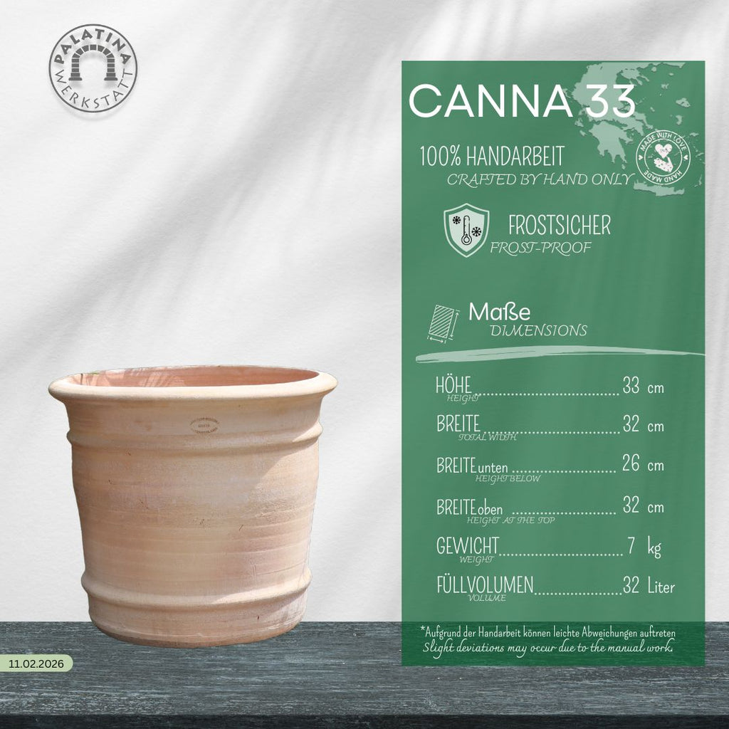 Der Terrakotta-Pflanzkübel "Canna" H=33 cm, handgefertigt und frostsicher (33x33 cm, 32 L), wird von einer grünen Infotafel mit deutschem Text und Werkstattlogo begleitet, die seine Eigenschaften beschreibt.