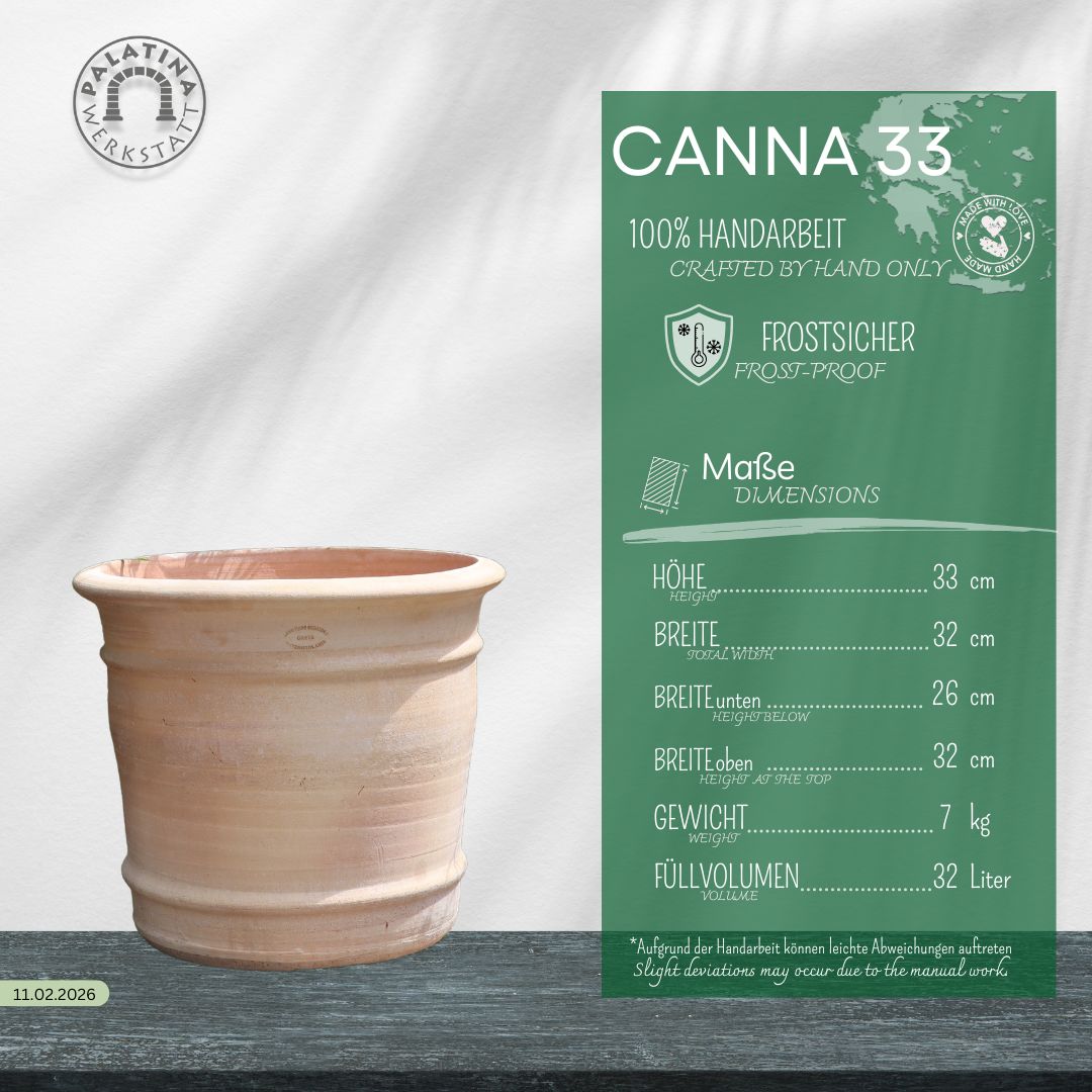 Der Terrakotta-Pflanzkübel "Canna" H=33 cm, handgefertigt und frostsicher (33x33 cm, 32 L), wird von einer grünen Infotafel mit deutschem Text und Werkstattlogo begleitet, die seine Eigenschaften beschreibt.