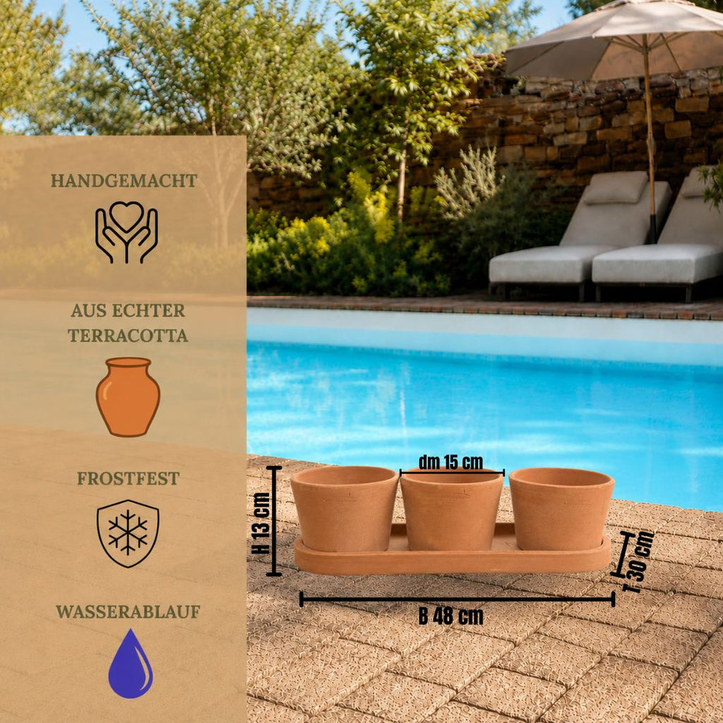 Drei Terrakottatöpfe auf einem Tablett stehen neben einem Pool mit Liegestühlen und einem Sonnenschirm. Links weisen Symbole darauf hin, dass sie handgefertigt, frostbeständig, aus echter Terrakotta und mit einem Abfluss versehen sind. Die Maße der Töpfe und des Tabletts sind angegeben.