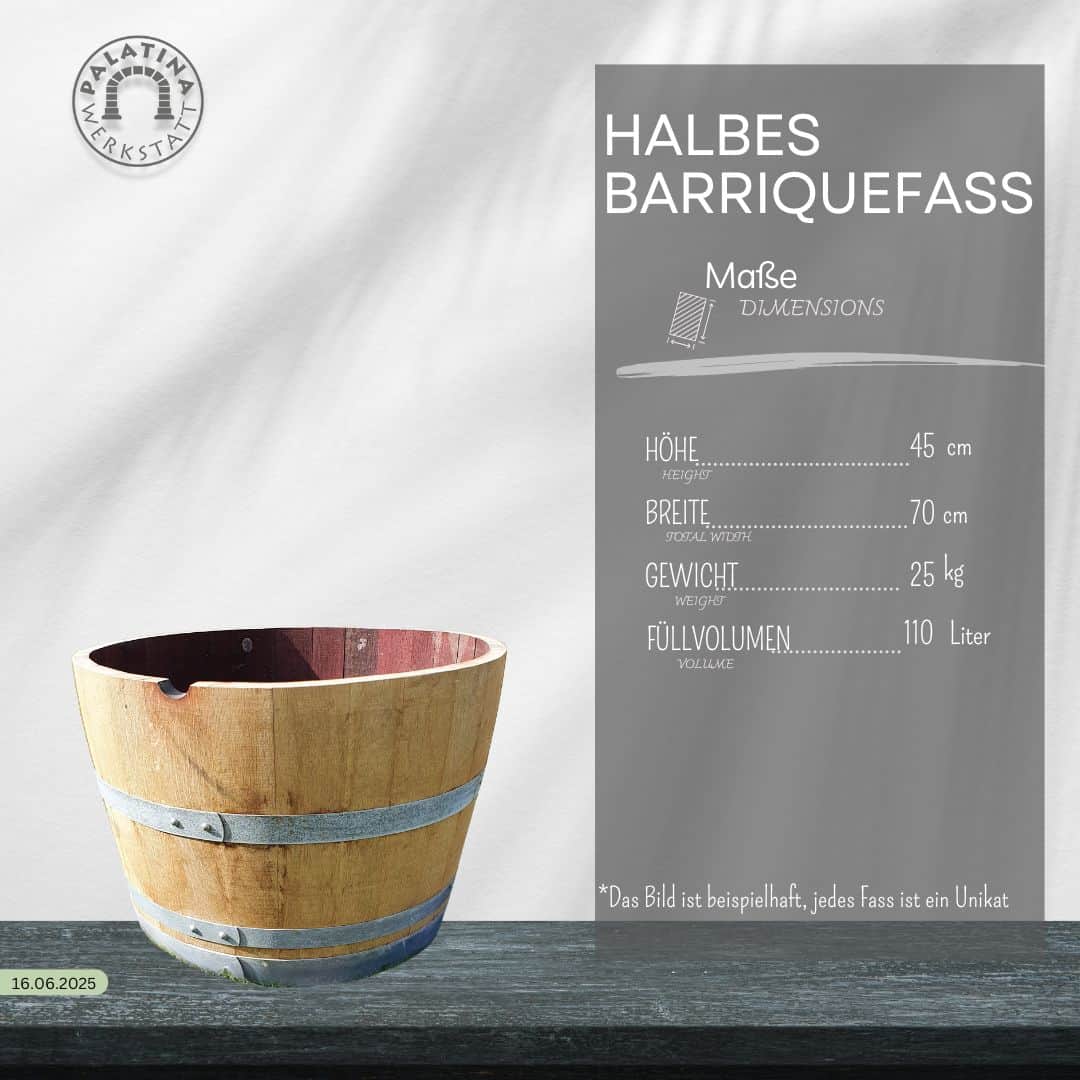 Ein halbes Weinfass Barrique Holzfass mit Metallbändern steht auf einer Fläche. Eine Grafik zeigt die Maße: 45 cm hoch, 70 cm breit, 25 kg schwer, 110 l Volumen, mit Logo und deutscher Beschriftung, ideal als Blumenkübel.