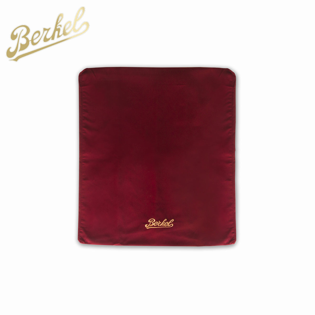 Die Berkel Abdeckhaube Cover + Poliertuch Home Line, Red Line, Volano in rotem Satin trägt den in Gold gestickten Markennamen „Berkel“ unten in der Mitte und zeigt das Berkel-Logo in Gold in der oberen linken Ecke des Bildes, wodurch Eleganz und Funktionalität nahtlos miteinander verbunden werden.