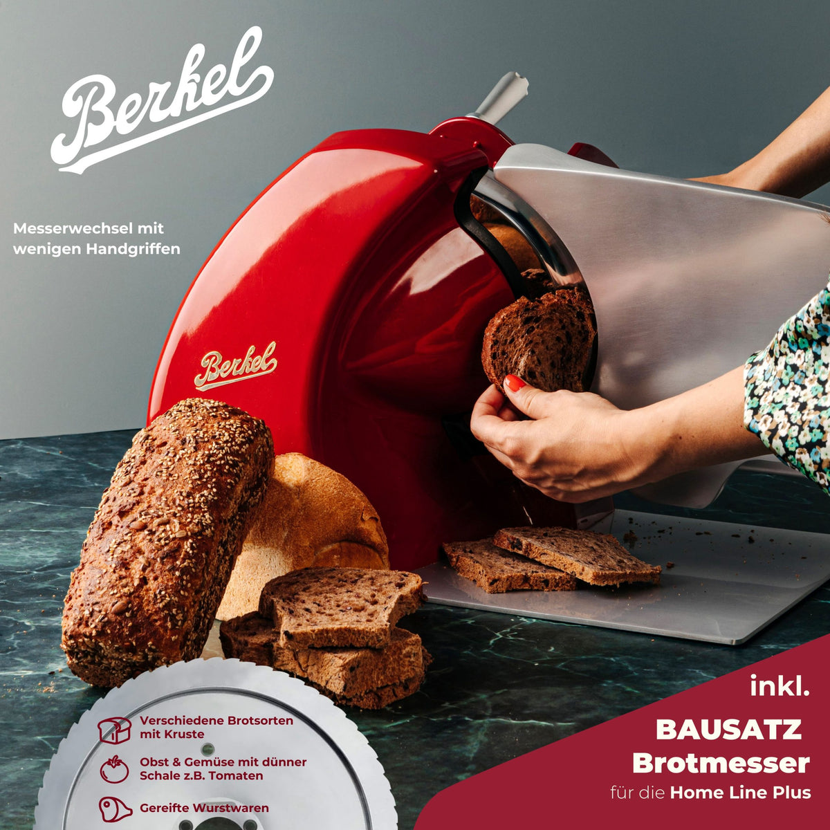 Eine Person schneidet mit der Berkel Home Line 200 Plus rot matt Aufschnittmaschine (neues Modell) mit Wellenschliff-Bausatz für Brot Brot auf dem handgefertigten Schneidebrett auf; Brotscheiben, Laib und Funktionstext sind sichtbar.