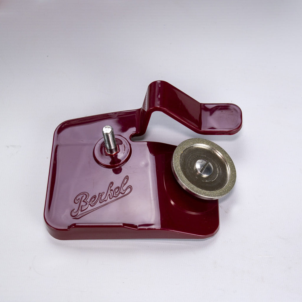 Ein rotes Berkel-Küchenwerkzeug aus Metall mit erhöhtem Griff, Schraubpfosten und runder Klinge ist auf weißem Grund abgebildet. Kompatibel mit dem Schleifaufsatz für Berkel Aufschnittmaschine Home Line 200 oder 250 + Poliertuch.