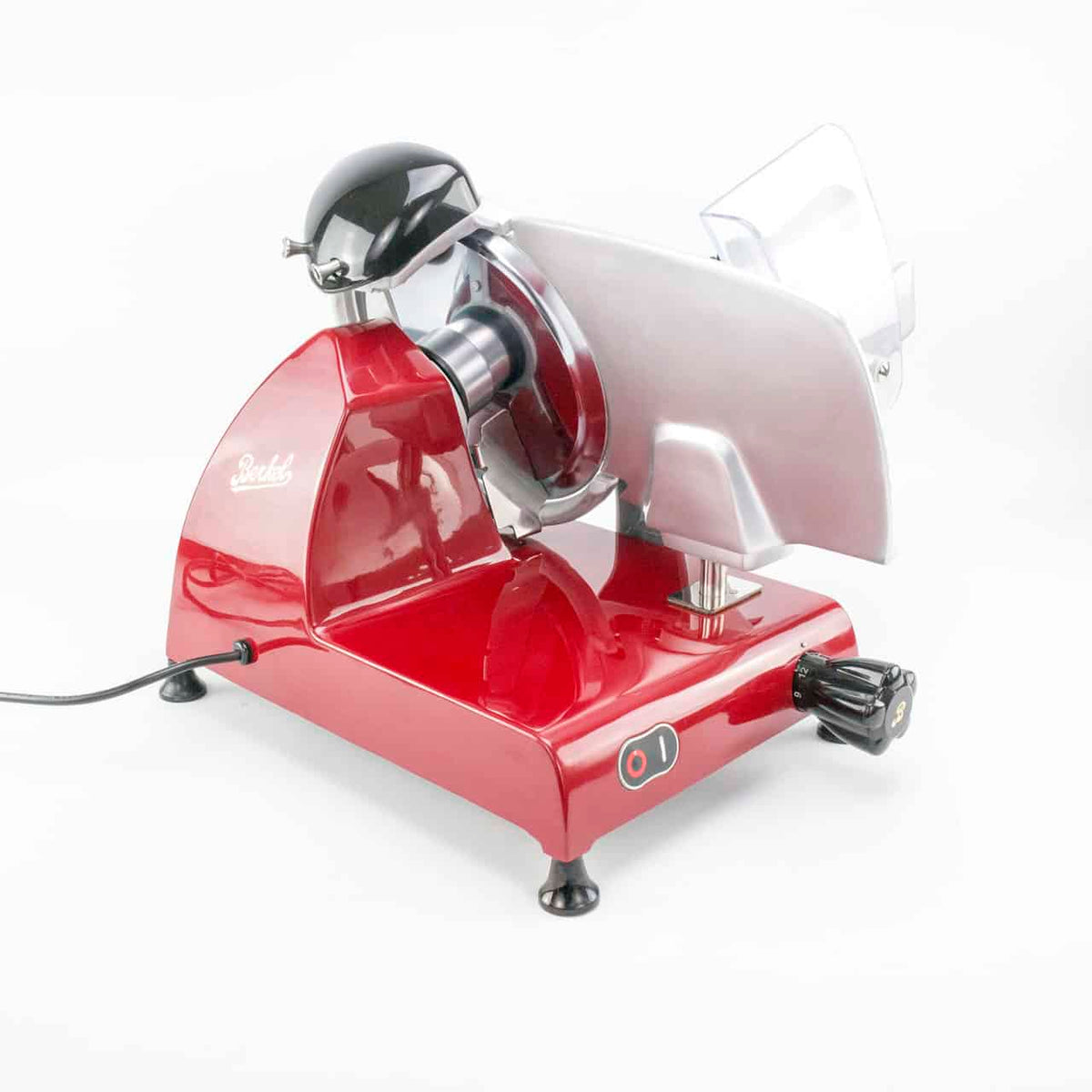 Der Berkel Red Line 250 Rot, Allesschneider + handgefertigtes Fassholzbrett aus alten Weinfässern (Eiche), ist vor einem weißen Hintergrund ausgestellt. Dieser rot-silberne elektrische Fleischschneider verfügt über einen schwarzen Griff und Netzschalter und besticht durch ein schlankes, geschwungenes Design mit einem durchsichtigen Schutz über der Klinge. Das Netzkabel ist sichtbar und an der Rückseite eingesteckt.