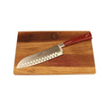 Ein Berkel Messer - Elegance Santoku-Messer 18 cm rot ruht auf einem 100 % handgefertigten Schneidebrett Unikat 30 x 18 cm, das mit einem Logo verziert ist. Das japanische Messer hat eine gerade Klinge mit hohlen Einkerbungen entlang einer Seite, während das Schneidebrett ein wunderschönes helles und dunkles Holzmaserungsmuster aufweist.