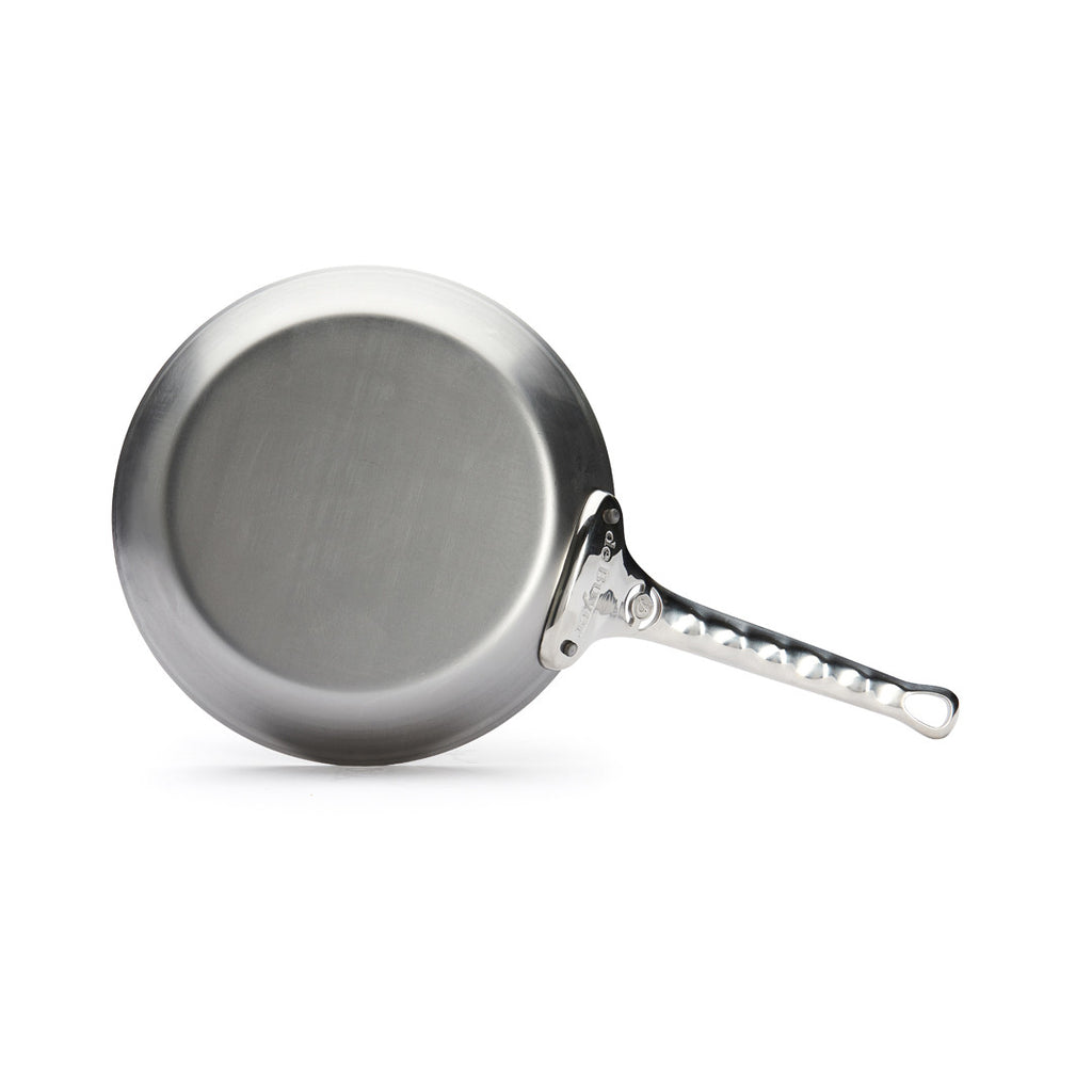 Die De Buyer Bratpfanne Mineral B Pro - eine Bratpfanne aus rostfreiem Stahl mit einem strukturierten, ergonomischen Griff - ist von oben leicht schräg auf weißem Hintergrund abgebildet, perfekt für alle, die eine Französische Eisenpfanne für höchste Ansprüche suchen.