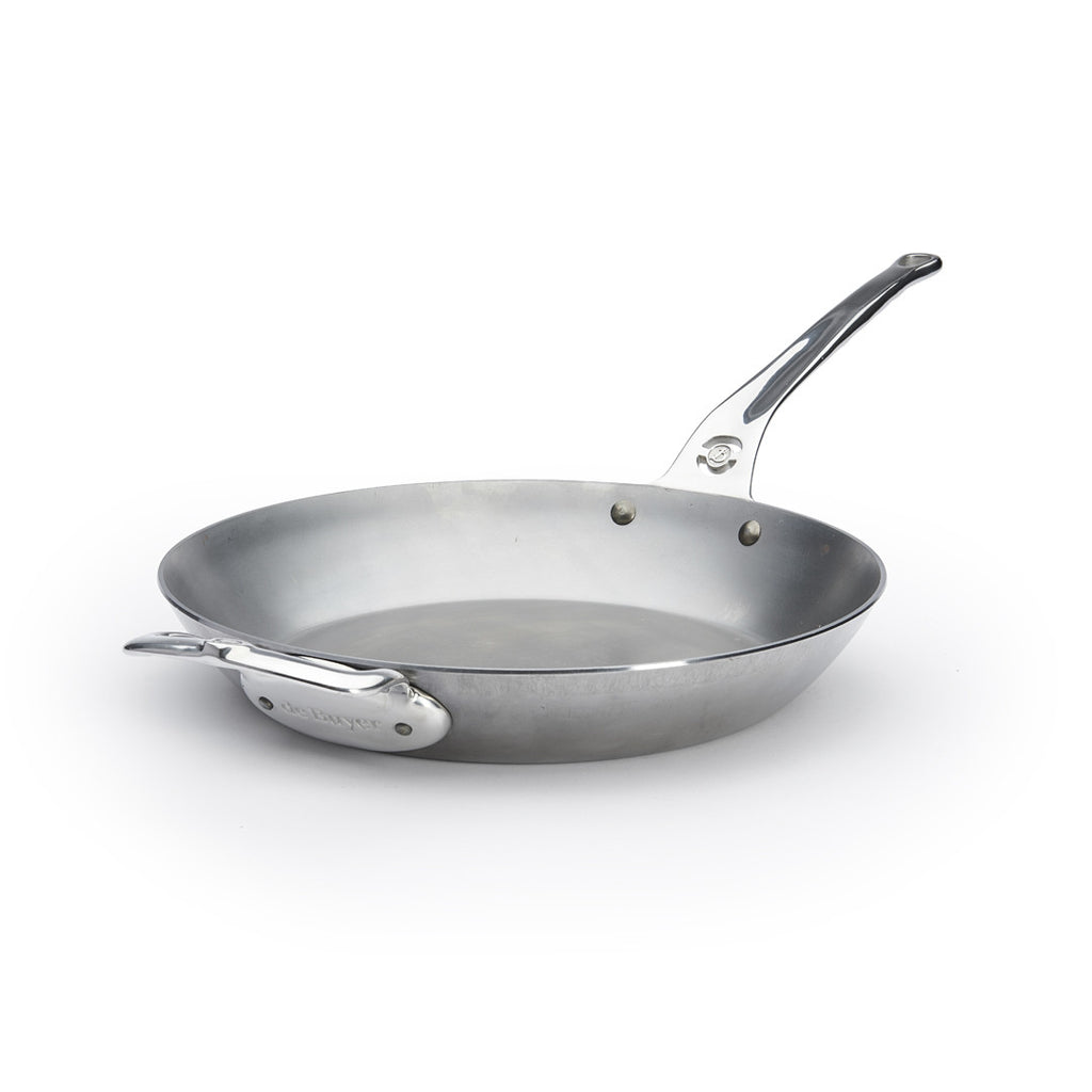 Die De Buyer Bratpfanne Mineral B Pro, abgebildet auf weißem Grund, ist aus rostfreiem Stahl gefertigt und verfügt über einen langen Stiel mit Hilfsgriff - ideal als Französische Eisenpfanne für höchste Ansprüche.