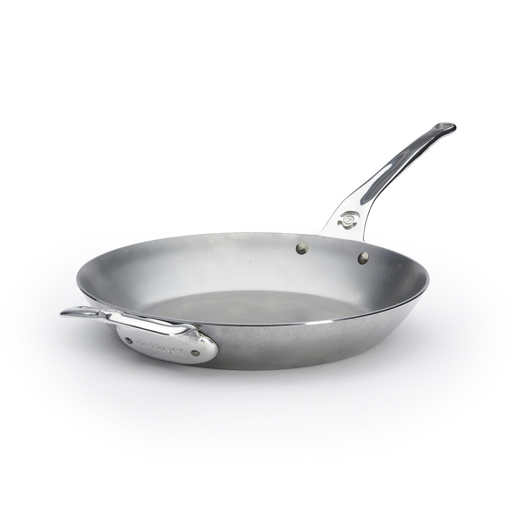 Die De Buyer Bratpfanne Mineral B Pro, abgebildet auf weißem Grund, ist aus rostfreiem Stahl gefertigt und verfügt über einen langen Stiel mit Hilfsgriff - ideal als Französische Eisenpfanne für höchste Ansprüche.