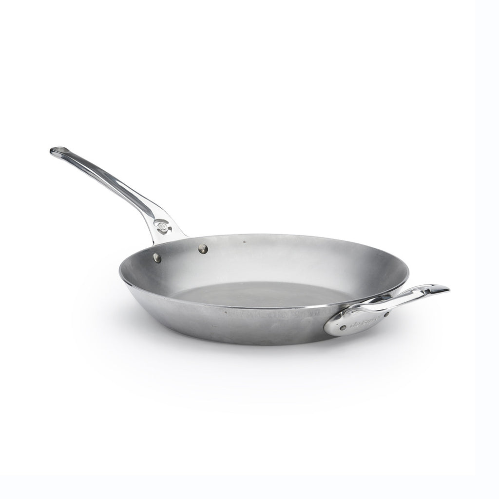 Die De Buyer Bratpfanne Mineral B Pro, eine Bratpfanne aus Edelstahl mit langem und kurzem Stiel, ist auf weißem Grund abgebildet - perfekt für alle, die eine Französische Eisenpfanne für höchste Ansprüche suchen.