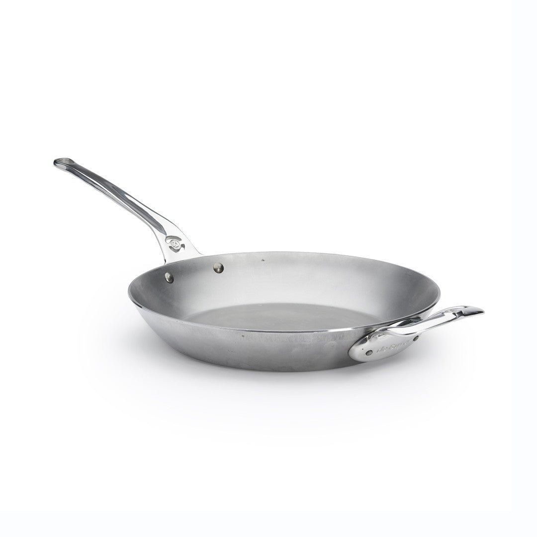 Die De Buyer Bratpfanne Mineral B Pro, eine Bratpfanne aus Edelstahl mit langem und kurzem Stiel, ist auf weißem Grund abgebildet - perfekt für alle, die eine Französische Eisenpfanne für höchste Ansprüche suchen.