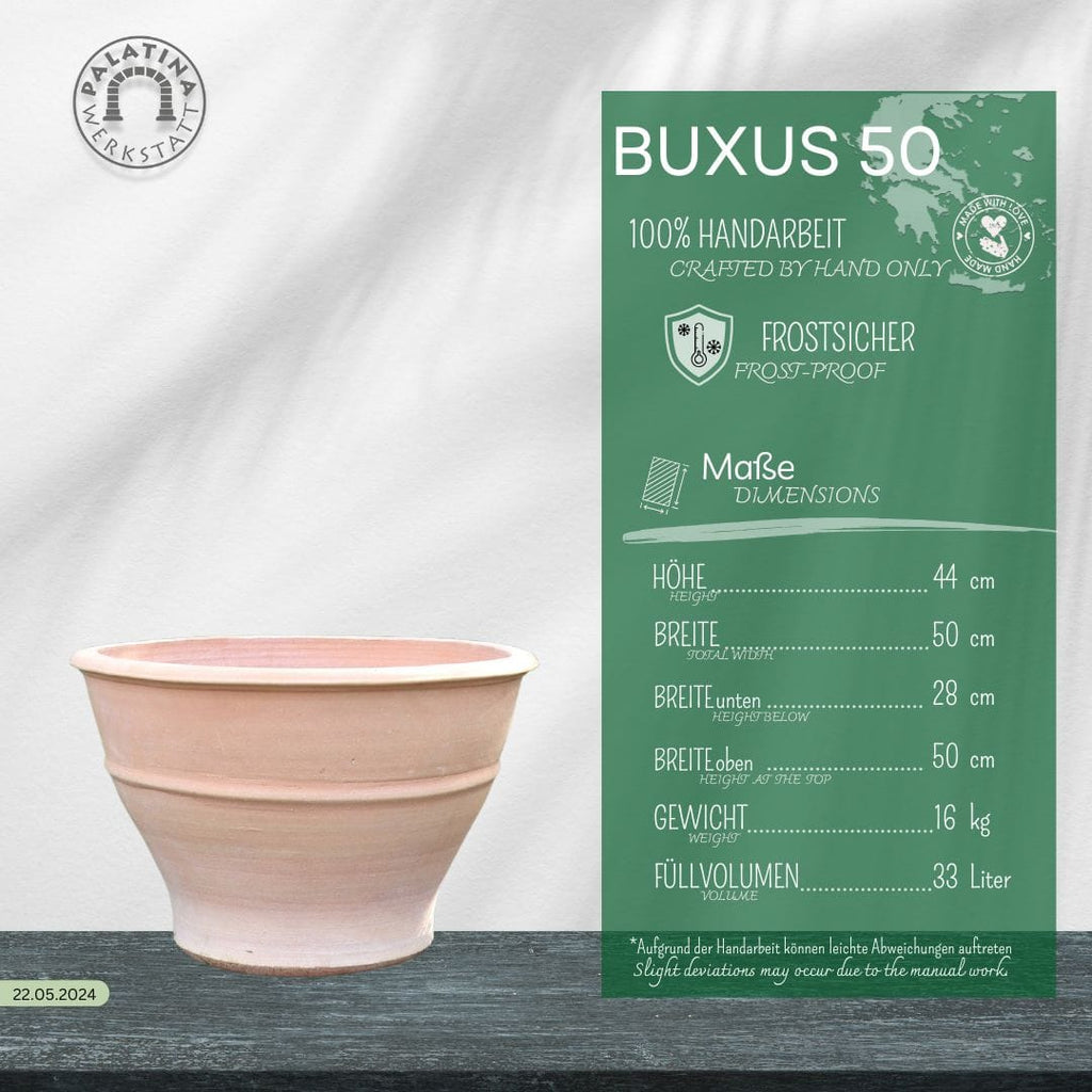 Ein Terracotta Ton Pflanzgefäß "Buxus", 50 cm ruht auf Holz neben einer grünen Infokarte mit der Aufschrift "BUXUS 50", die auf die handgefertigte Qualität, die Frostsicherheit und die genauen deutschen Maße hinweist.