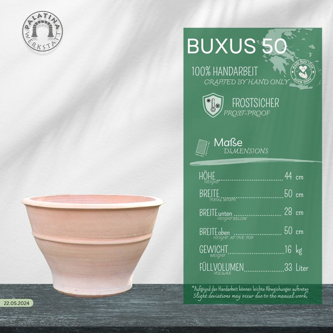 Ein Terracotta Ton Pflanzgefäß "Buxus", 50 cm ruht auf Holz neben einer grünen Infokarte mit der Aufschrift "BUXUS 50", die auf die handgefertigte Qualität, die Frostsicherheit und die genauen deutschen Maße hinweist.