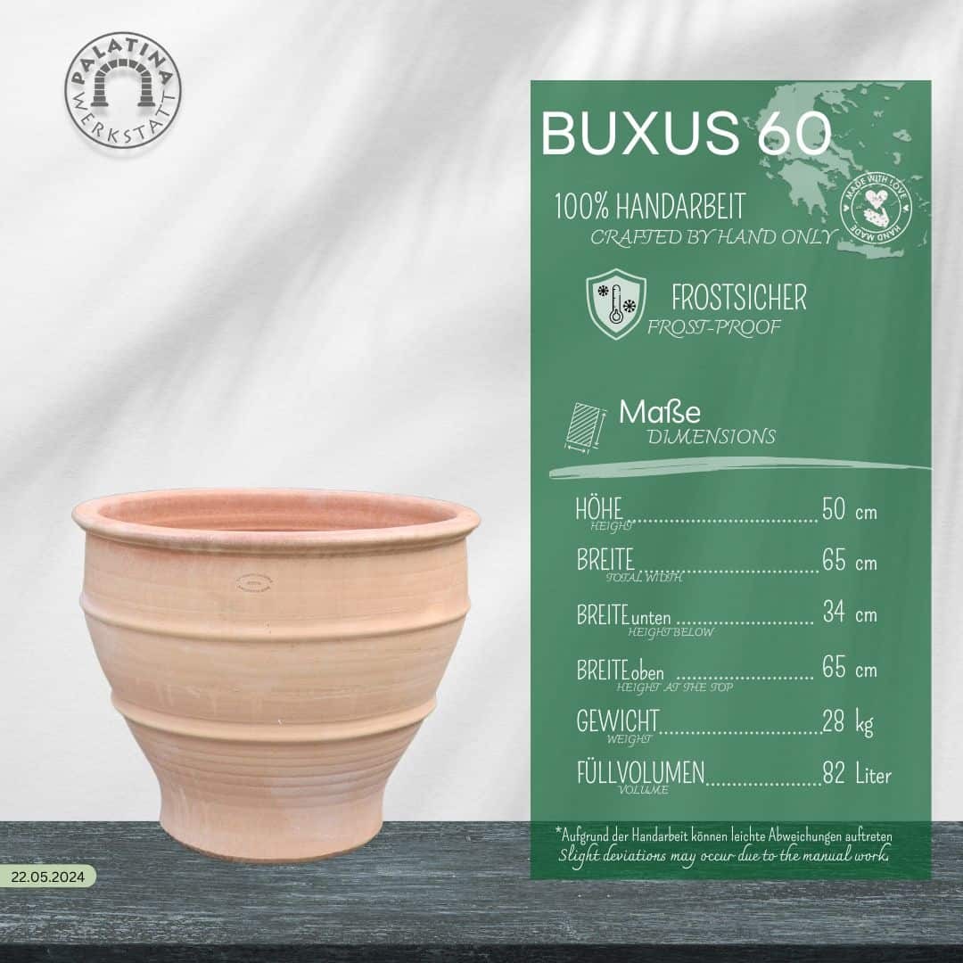 Das handgefertigte, frostsichere Pflanzgefäß "Buxus", 60 cm, steht neben einer grünen Infotafel mit den Angaben: Höhe 50 cm, Breite 65 cm, Gewicht 28 kg, Volumen 82 L.