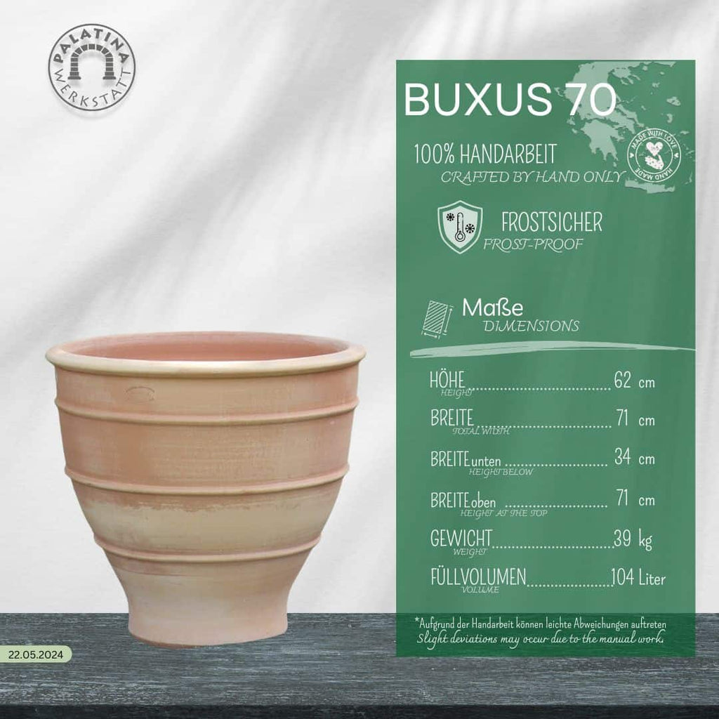 Ein beigefarbenes, rundes Winterhartes Pflanzgefäß "Buxus" aus Keramik, 60 cm, wird neben einer grünen Infotafel gezeigt, auf der seine Spezifikationen wie Höhe, Breite, Gewicht, Volumen und sein Name aufgeführt sind.