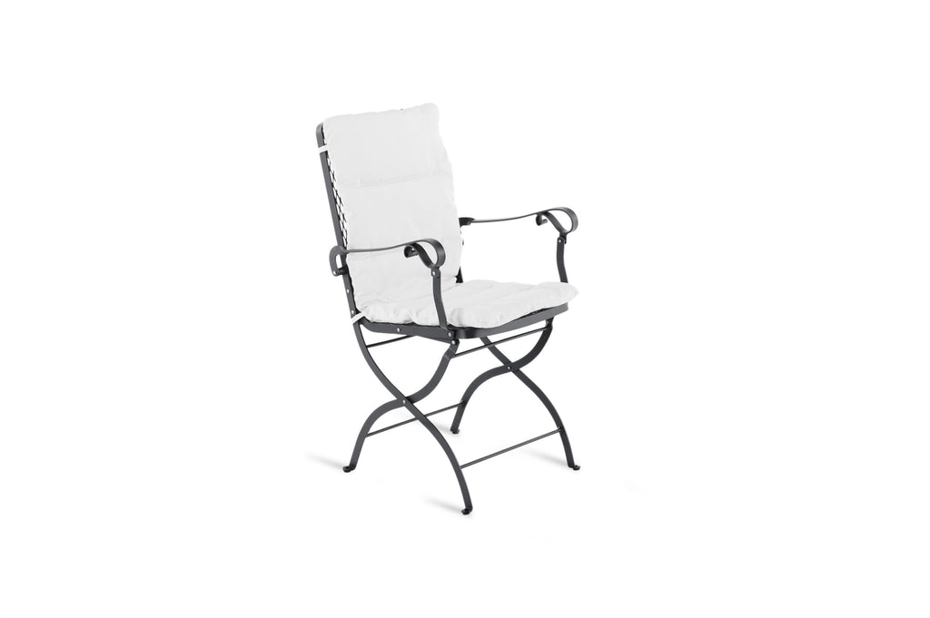 Der klappbare Armstuhl Aurora ist ein schwarzer Metallstuhl mit weißer Polsterung auf Sitz und Rückenlehne, der an elegantes Design erinnert. Er besticht durch ein geschwungenes, ergonomisches Design mit Armlehnen und einer leicht gebogenen Rückenlehne vor einem weißen Hintergrund.