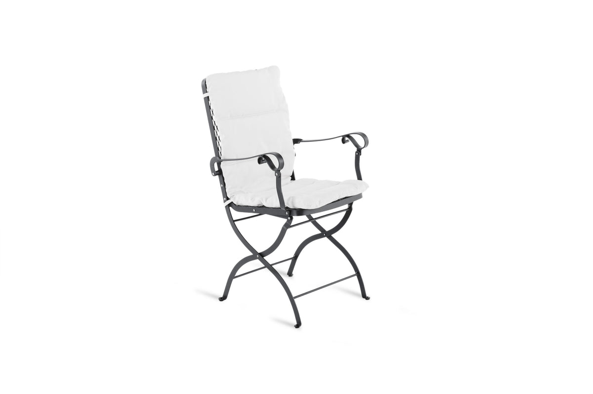 Der klappbare Armstuhl Aurora ist ein schwarzer Metallstuhl mit weißer Polsterung auf Sitz und Rückenlehne, der an elegantes Design erinnert. Er besticht durch ein geschwungenes, ergonomisches Design mit Armlehnen und einer leicht gebogenen Rückenlehne vor einem weißen Hintergrund.