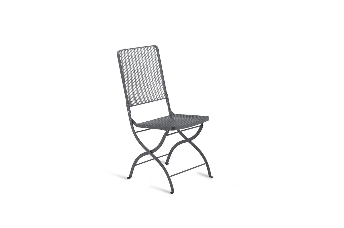 Der Klappstuhl Aurora ist ein Klappstuhl aus Metall mit Sitzfläche und Rückenlehne aus Netzgewebe vor einem weißen Hintergrund. Er besticht durch ein schlichtes, leichtes Design mit geschwungenen Beinen und einem faltbaren Rahmen für müheloses Verstauen. Das Netzmuster sorgt nicht nur für Atmungsaktivität, sondern bietet auch eine moderne Ästhetik, was ihn zu einer idealen Ergänzung für Ihr von Aurora inspiriertes Dekor macht.