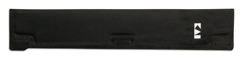 Ein langes, rechteckiges, schwarz strukturiertes Objekt, möglicherweise ein Bestandteil des KAI X-MAS SELECTION DREAMBOX Shun Classic White Brotmessers mit Klingenschutz, weist auf der rechten Seite ein kleines weißes Logo mit geometrischem Design auf. Seine Oberfläche weist erhabene Abschnitte auf, die möglicherweise Halt bieten oder als Klingenschutz für eine sichere Befestigung dienen.