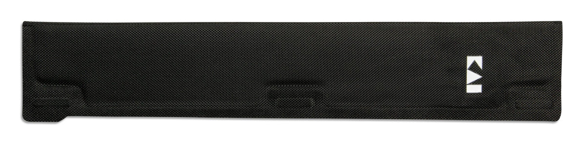 Ein langes, rechteckiges, schwarz strukturiertes Objekt, möglicherweise ein Bestandteil des KAI X-MAS SELECTION DREAMBOX Shun Classic White Brotmessers mit Klingenschutz, weist auf der rechten Seite ein kleines weißes Logo mit geometrischem Design auf. Seine Oberfläche weist erhabene Abschnitte auf, die möglicherweise Halt bieten oder als Klingenschutz für eine sichere Befestigung dienen.