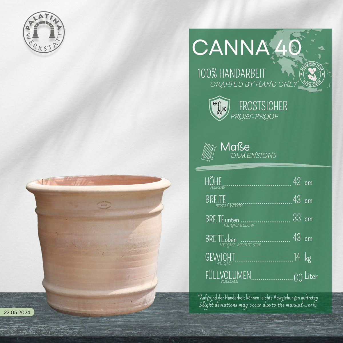 Ein großer Blumentopf „Canna“ aus Terrakotta mit rustikalem Finish wird neben einer deutschen Tafel ausgestellt, die seine handgefertigte Qualität, seine Frostsicherheit, seine Höhe von 40 cm und sein Fassungsvermögen von 60 Litern beschreibt. Auf dem Etikett steht: „Canna 40“ von Palatinak Werkstat.