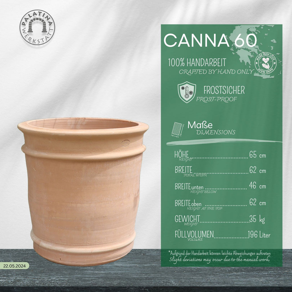 Abbildung eines XXL Terrakotta Pflanzkübels „Canna“ neben einer grünen Infotafel mit den Angaben: Höhe 60 cm, Breite 52 cm, Bodenbreite 42 cm, Gewicht 19 kg, Volumen 196 Liter. Mit den Aufschriften „100% Handarbeit“ und „Frostsicher“.