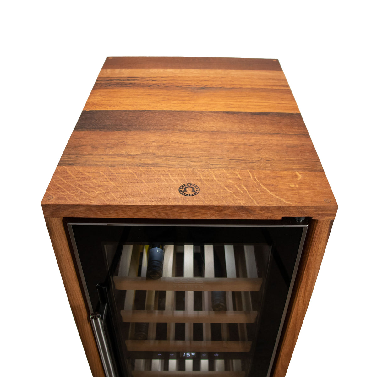 Der Weinkühlschrank 2 Zonen CASO WineComfort 38 in schwarz mit Fassholz-Umhausung ist ein hölzerner Weinkühlschrank mit Glastür und Metallgriff. Er verfügt über eine Holzplatte, mehrere Ablagen zur Aufbewahrung von Weinflaschen und zeigt im Inneren eine Temperatur von 15°C an.
