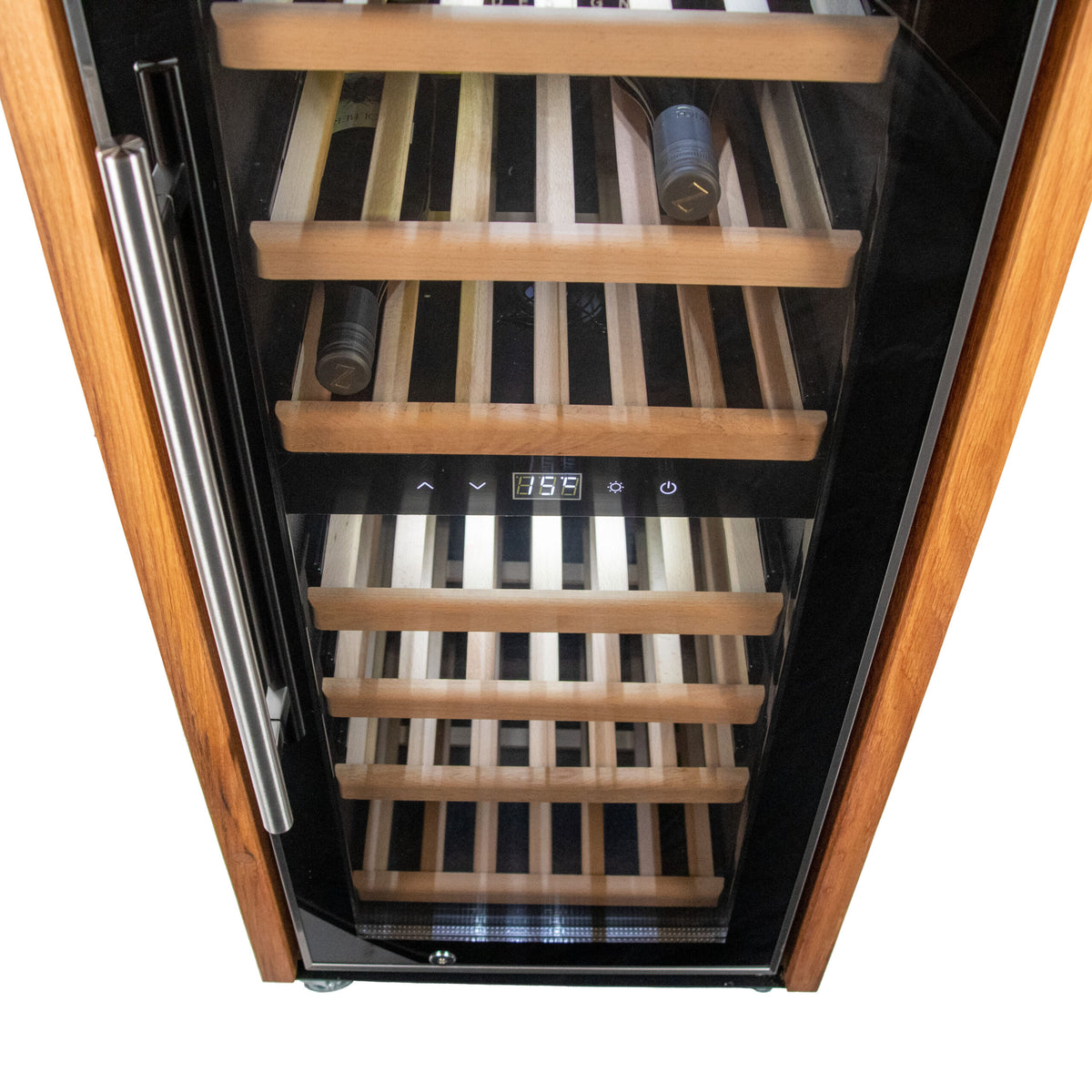 Bild des Weinkühlschranks 2 Zonen CASO WineComfort 38 in schwarz mit Fassholzumhausung, mit Glastür und Holzregalen mit einigen Weinflaschen darin. Die digitale Temperaturanzeige auf der Vorderseite zeigt 55 Grad Fahrenheit an. Der Kühler hat einen schlanken Griff und ist in einen Holzrahmen eingefasst.