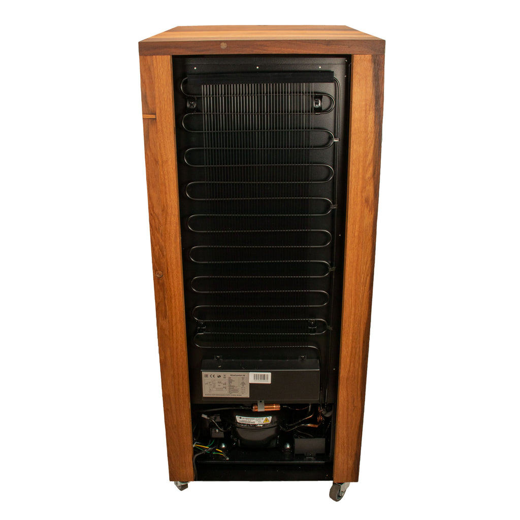 Ein hoher, rechteckiger Schrank mit Holzverkleidung und einer entfernten Seite gibt den Blick auf die inneren Komponenten frei, darunter einen großen vertikalen Kühler, Verkabelung und einen Kompressor unten. Das Design ähnelt dem Weinkühlschrank 2 Zonen CASO WineComfort 38 in Schwarz mit Fassholzumhausung und wird für die Mobilität von vier Rädern getragen.