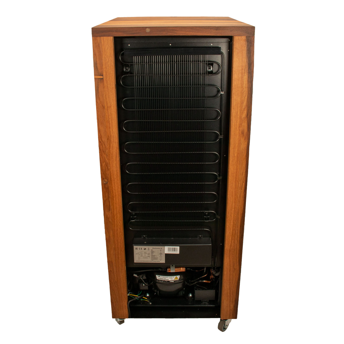 Ein hoher, rechteckiger Schrank mit Holzverkleidung und einer entfernten Seite gibt den Blick auf die inneren Komponenten frei, darunter einen großen vertikalen Kühler, Verkabelung und einen Kompressor unten. Das Design ähnelt dem Weinkühlschrank 2 Zonen CASO WineComfort 38 in Schwarz mit Fassholzumhausung und wird für die Mobilität von vier Rädern getragen.