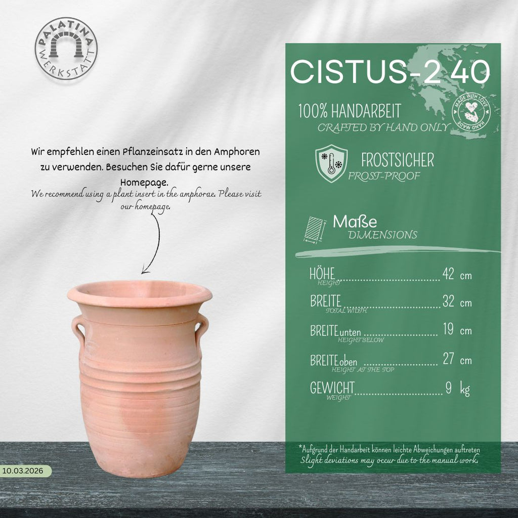 Links steht die Vase aus Terracotta "Cistus 2" (H=40 cm). Rechts zeigt ein grünes Panel Maße (H=40 cm, Breite: 32 cm, Gewicht: 9 kg) sowie Pflegehinweise auf Deutsch.