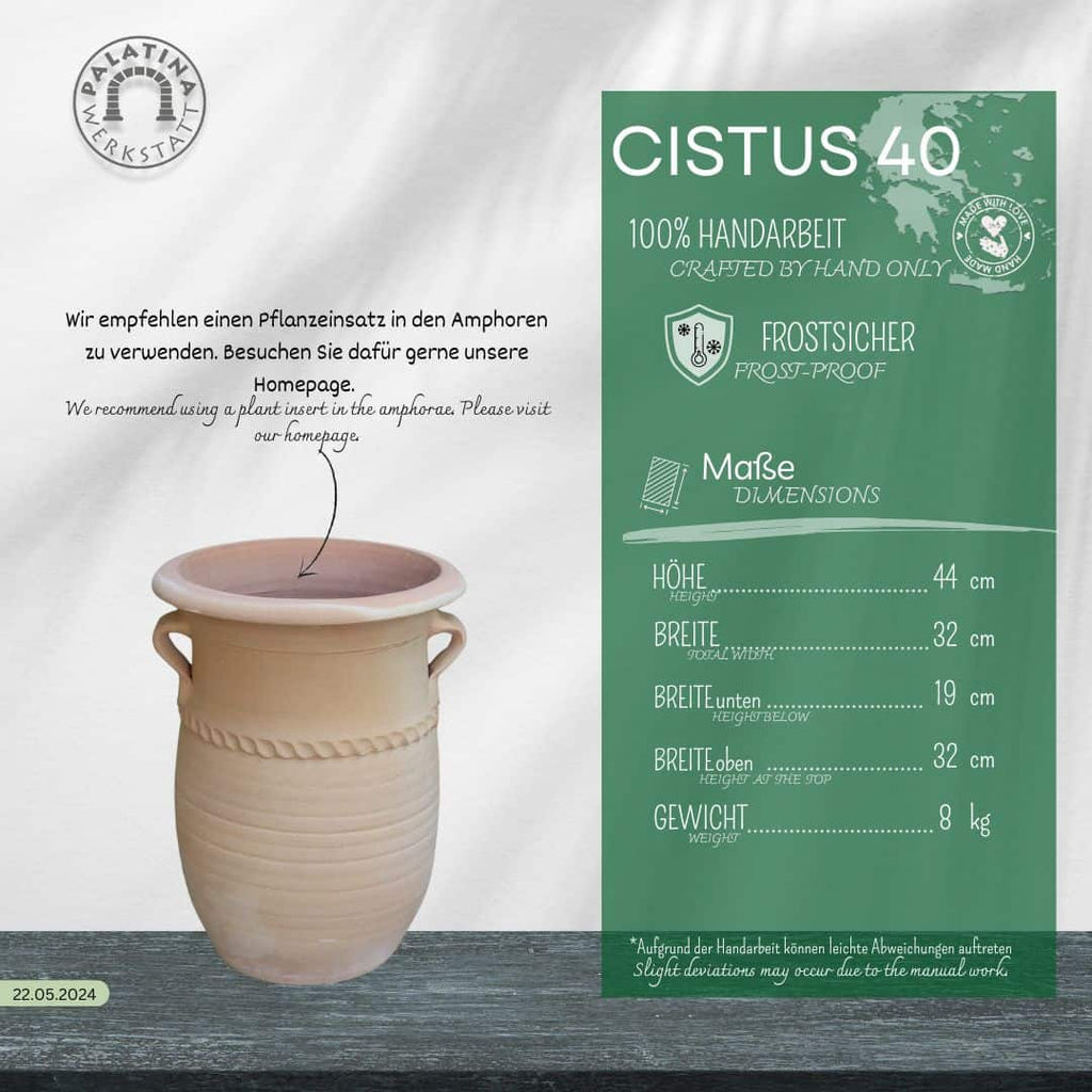 Die beige griechische Amphorenvase "Cistus", H=40cm mit dekorativen Rillen steht neben einer grünen Tafel, die auf Deutsch die handgefertigte Herstellung, Frostsicherheit und Maße beschreibt.