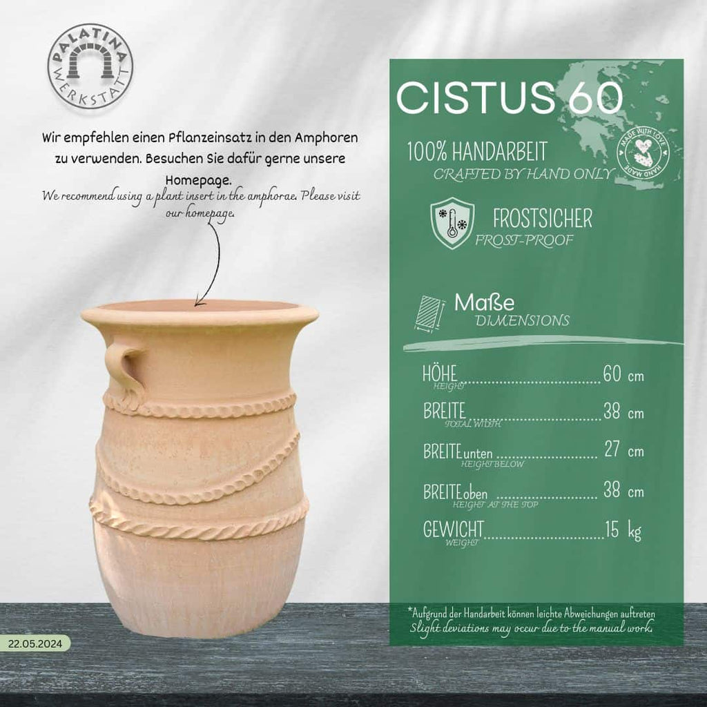 Die handgefertigte griechische schmale Terrakotta Amphore "Cistus" (H=60 cm) in Beige mit dekorativen Mustern wird neben einer blaugrünen Tafel ausgestellt, auf der ihre Maße, ihr Gewicht und ihre Verwendungsmöglichkeiten angegeben sind.
