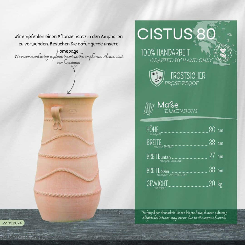 Die griechische Amphorenvase "Cistus" (H=80 cm) mit dekorativen Rillen steht auf weißem Untergrund. Daneben befindet sich ein grünes, deutschsprachiges Infopanel mit Maßen und Pflegetipps.